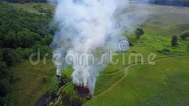 从燃烧的<strong>绿野</strong>无人驾驶飞机拍摄的空中镜头，自然景观中的野火，穿越烟雾